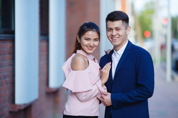 Una Chica Asiática Novio Están Mirando Cámara Sonriendo — Foto de Stock