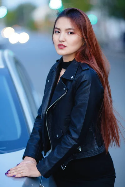 Beautiful Asian Girl Stands Outdoors Leather Jacket — Stock Photo, Image