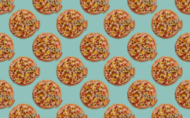 Mavi arka planda kesilmiş bir parça ile yuvarlak pizza. Moda konsepti arka planı çok güzel.