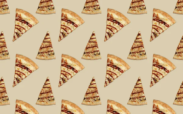 Plasterki Pysznej Pizzy Beżowym Tle Piękny Modny Wzór Tła — Zdjęcie stockowe