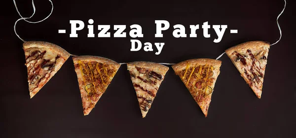 Plasterki Pizzy Siarkowym Tle Zawieszone Linie Napisem Pizza Party Day — Zdjęcie stockowe