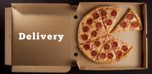 Pizza Pepperoni Leży Kartonowym Pudełku Napisem Dostawa Piękne Tło Koncepcyjne — Zdjęcie stockowe