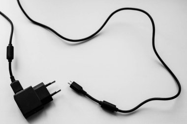 Beyaz arkaplandaki telefon şarj ve kablo üst görüntü fotoğrafı
