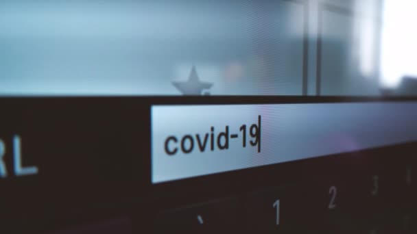 Tela de TV LED. A inscrição Covid-19 — Vídeo de Stock