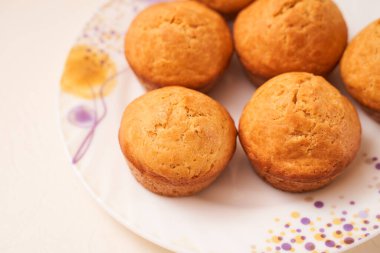 Ev yapımı kekler beyaz tabakta yatıyor.