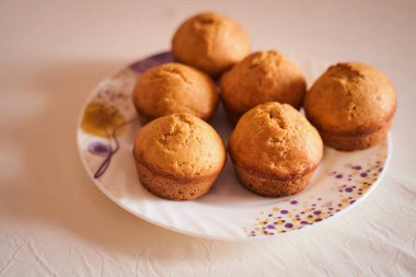 Ev yapımı kekler beyaz tabakta yatıyor.