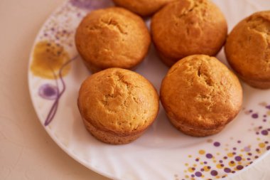 Ev yapımı kekler beyaz tabakta yatıyor.