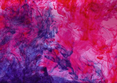 Kırmızı mavi soyutlama. Renkleri karıştıran mürekkep suda karışıyor.