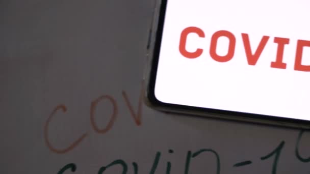 Красная Надпись Covid Экране Мобильного Телефона — стоковое видео