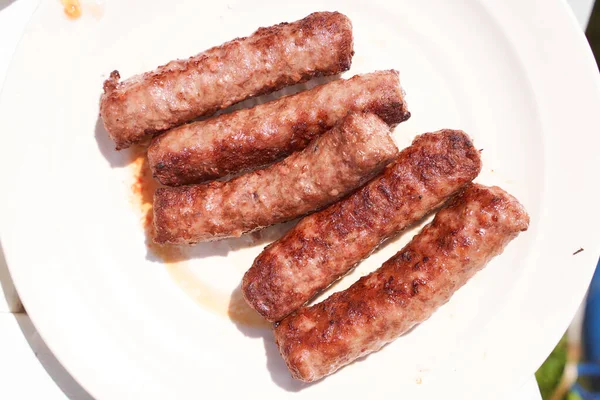 Salsichas Carne Prontas Chimpchichi Estão Uma Placa Branca Efeito Close — Fotografia de Stock