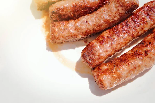 Salsichas Carne Prontas Chimpchichi Estão Uma Placa Branca Efeito Close — Fotografia de Stock