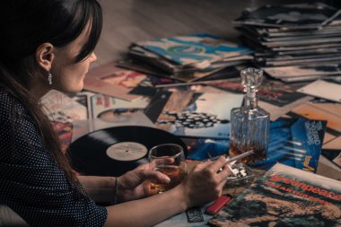 Rusya. Güzel bir kız, cam viski, vinil Lp kayıtları vintage müzik portresi
