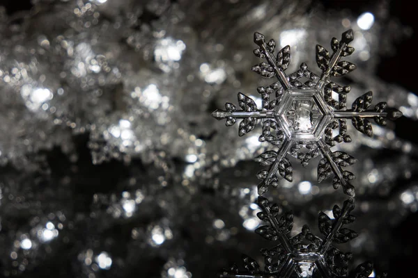 Fondo de Navidad abstracto con luces navideñas y espacio para copiar - mágico brillo bokeh estrellas parpadeantes copos de nieve cayendo —  Fotos de Stock