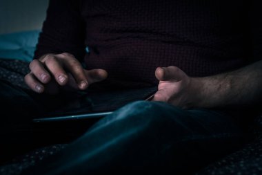 Yaşlı adam uding onun tablet ile bir hayali onbox klasör e-posta ekran