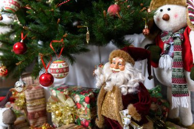 Hediyeler Noel ağacının altında. Noel arka plan