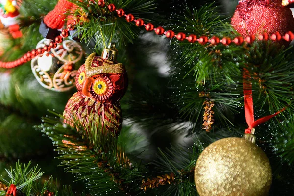 装饰圣诞树上的模糊，闪耀和仙女的背景 — 图库照片