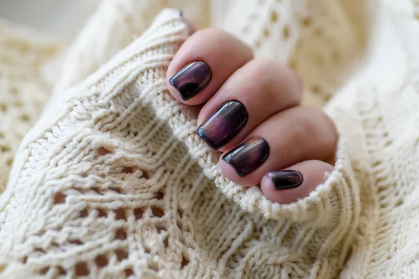 Hermoso Esmalte Uñas Mano Manicura Arte Uñas Púrpura Fondo Blanco — Foto de Stock