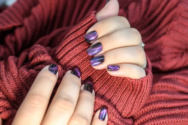 Schönen Nagellack Der Hand Lila Nail Art Maniküre Roter Hintergrund — Stockfoto