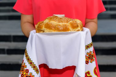 Ekmek ve tuz hoş geldiniz. Ekmek ve tuz bir hoş geldiniz konuk sunan geleneksel bir ritüel.