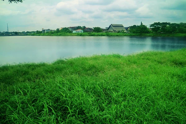 Lago blu nel villaggio — Foto Stock