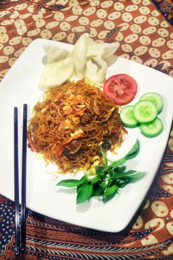 Domates ve Salatalık ile Kızarmış Erişte