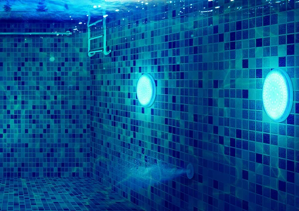Jedes Schwimmbad Braucht Beleuchtung Mit Unterwasser Led Licht Schwimmbad Einem — Stockfoto
