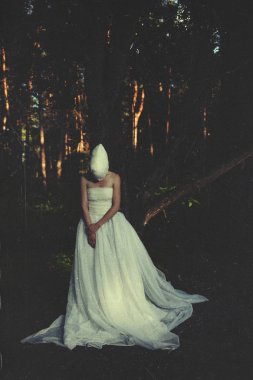 Genç model gerçeküstü bir karakteri ile poz