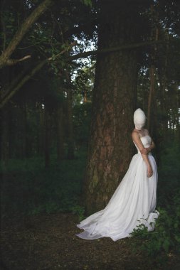 Genç model gerçeküstü bir karakteri ile poz