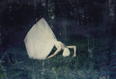 Genç model gerçeküstü bir karakteri ile poz