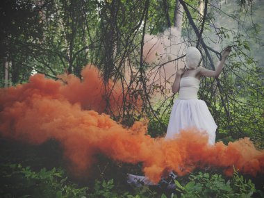 Genç model gerçeküstü bir karakteri ile poz