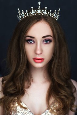 Güzel model güzel elbise giyen karanlık bir stüdyoda poz 