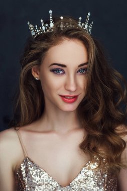 Güzel model güzel elbise giyen karanlık bir stüdyoda poz 