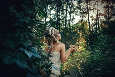 Güzel model beyaz boynuzları olan bir ormandaki poz 