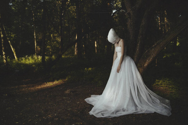 Молодая модель позирует с сюрреалистическим характером
