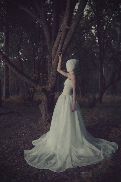 Молодая модель позирует с сюрреалистическим характером
