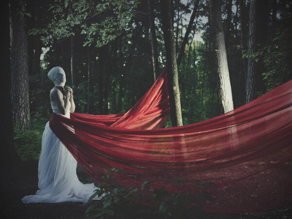 Молодая модель позирует с сюрреалистическим характером
