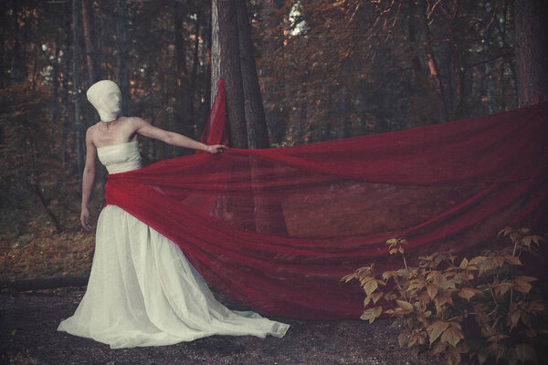 Молодая модель позирует с сюрреалистическим характером
