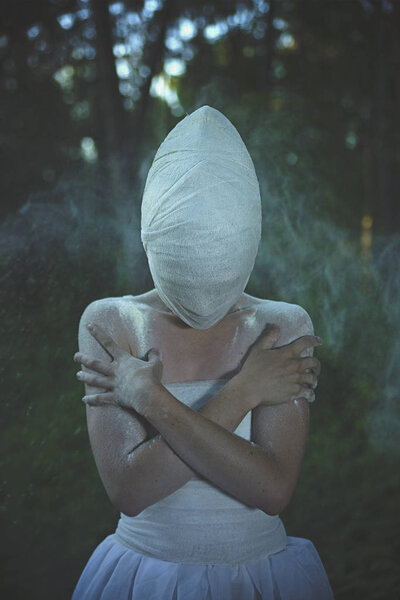 Молодая модель позирует с сюрреалистическим характером
