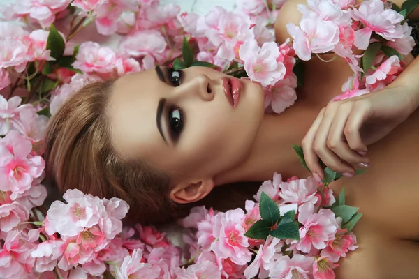 Piękny Model Blondynka Pozuje Emocjonalnie Kwiatami — Zdjęcie stockowe