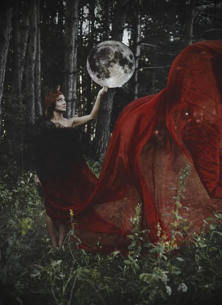 Hermosa Modelo Posando Bosque Con Luna — Foto de Stock