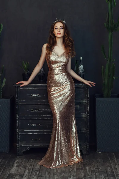 드레스를 모델은 어두운 스튜디오 — 스톡 사진