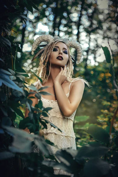 Hermosa Modelo Posando Bosque Con Cuernos Blancos — Foto de Stock