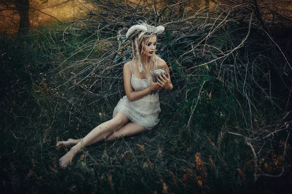 Schönes Model Posiert Einem Wald Mit Weißen Hörnern — Stockfoto