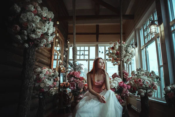 Gadis Cantik Yang Berpose Ruangan Penuh Bunga — Stok Foto