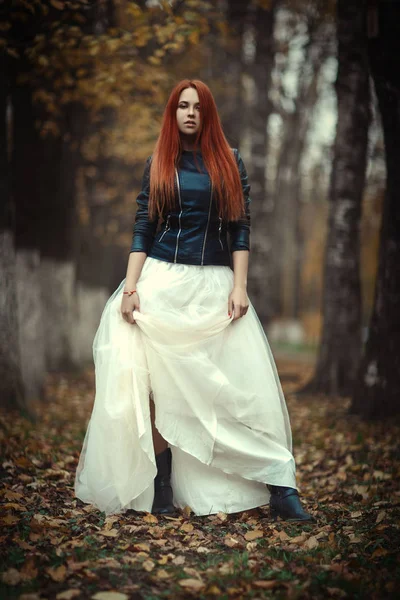 Belle Fille Pose Dans Parc Automne — Photo