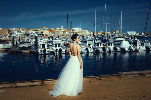 Bella Modella Vestita Bianco Posa Accanto Mare — Foto Stock