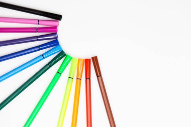 Beyaz arkaplan üzerinde keçeli kalemler