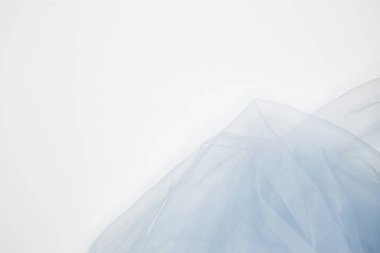 Beyaz arkaplan üzerinde mavi dantel kumaş