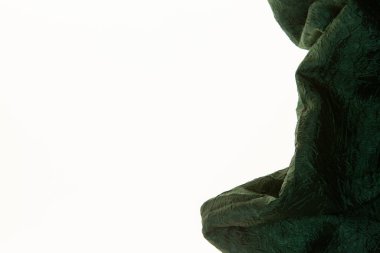 Beyaz arkaplan üzerinde yeşil kumaş