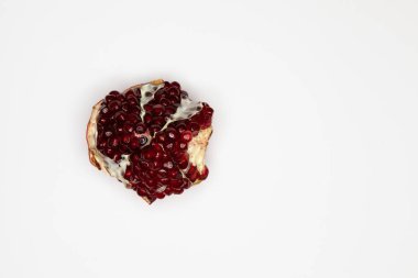 Olgun nar beyaz bir arka plan üzerinde yalan söylüyor